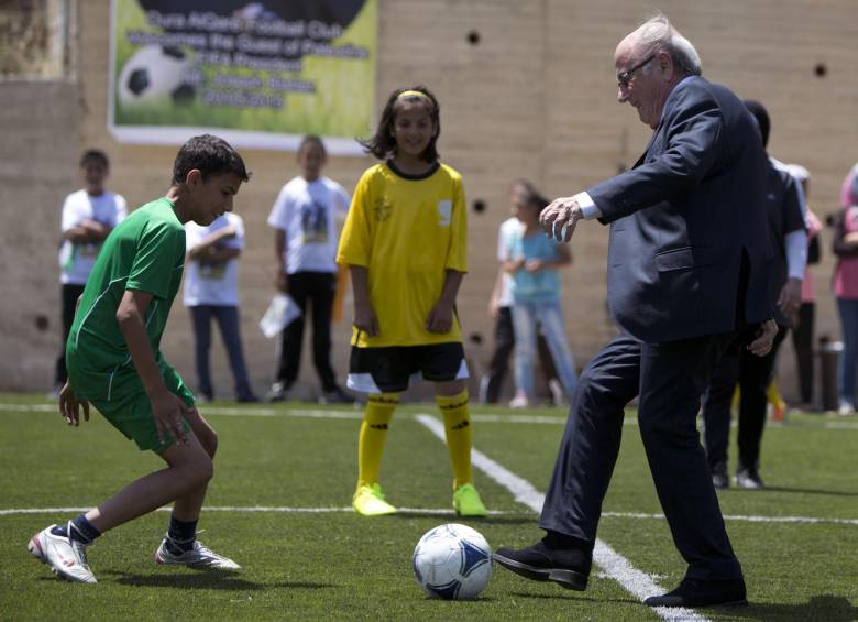 El suizo Joseph Blatter, durante una de sus actividades de promoción del fútbol. FOTO AP