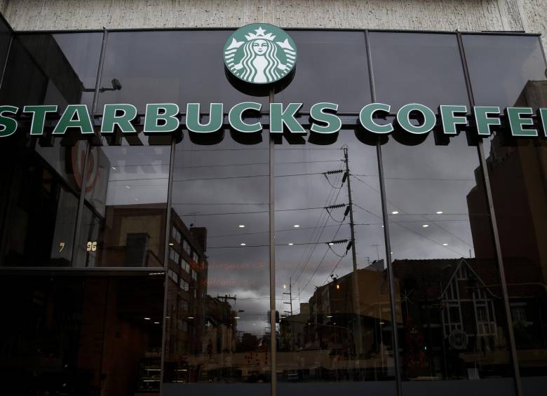 Las tiendas de Alsea en Colombia como Starbucks fortalecieron sus medidas de sanidad, así todas las bolsas, cajas de reparto y elementos de uso común son desinfectadas con el debido protocolo de sanidad tres veces al día. Foto Colprensa