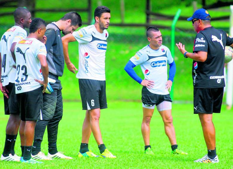 El grupo atento a recomendaciones del técnico Torres en las prácticas. FOTO manuel saldarriaga