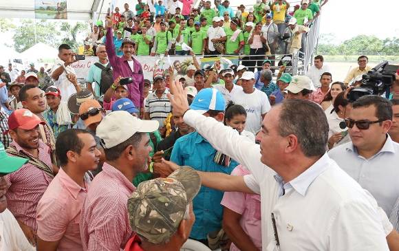 El ministro Aurelio Iragorri motivó a los productores campesinos a seguir el programa que muestra avances en cultivos como maíz y especies forestales. FOTO Cortesía Ministerio de Agricultura
