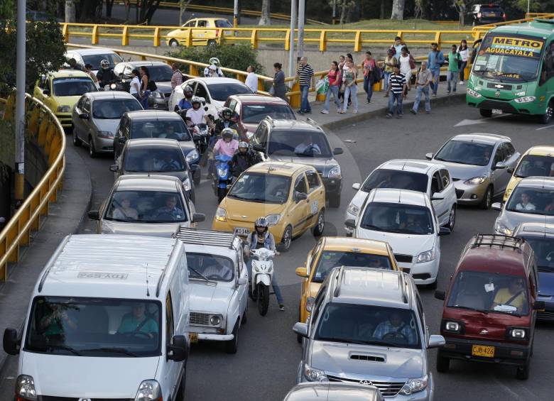 En una odisea se convierte, a veces, el ingreso a Envigado por la Aguacatala. Foto manuel saldarriaga