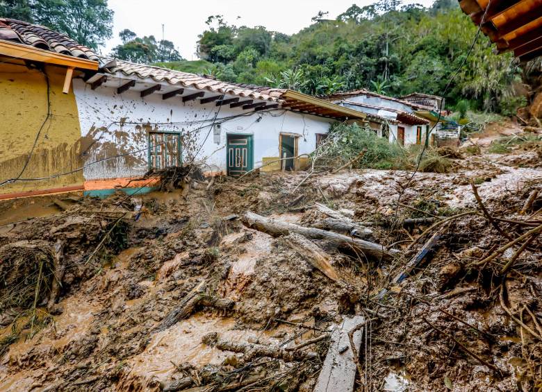 Las labores de limpieza de las calles y de las viviendas seguirán hoy ante la gran cantidad de escombros y lodo que arrastró la avalancha. FOTO jaime pérez