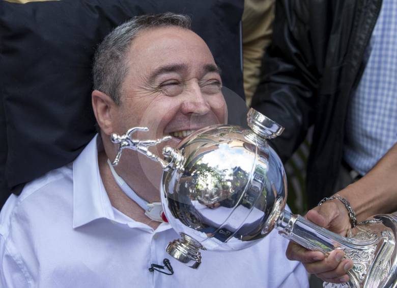 Este es el momento en el que el técnico Luis Fernando Montoya besa la réplica de la Copa Libertadores que ganó con Once Caldas en 2004. FOTO juan antonio sánchez