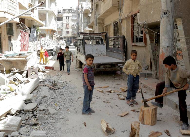 En Duma algunos niños juegan en lo que queda tras los bombardeos y ataques con armas químicas en Duma, Siria. Allí tampoco lograron entrar los expertos de la Organización para la Prohibición de Armas Químicas. EFE