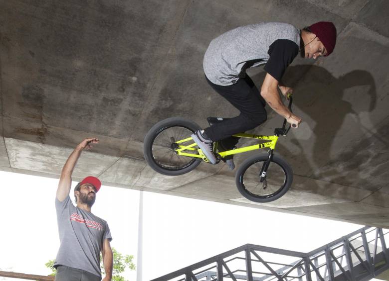 Junto con su mánager Jair Carranza, el deportista estuvo en un torneo nacional en Cali. Ganó el mejor truco. FOTO Edwin Bustamante.