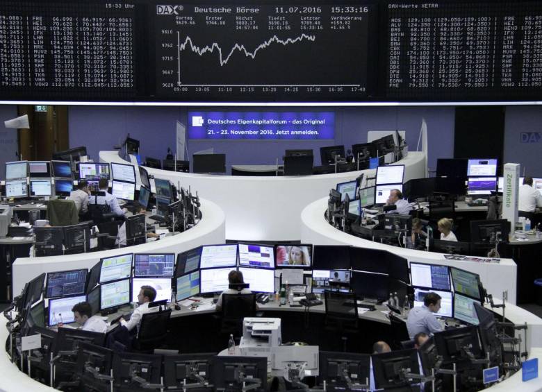 El índice bursátil Stoxx Europe 600 subió ayer 1,6 %, mayor alza desde el pasado 23 de junio, cuando fue el “brexit”. FOTO reuters