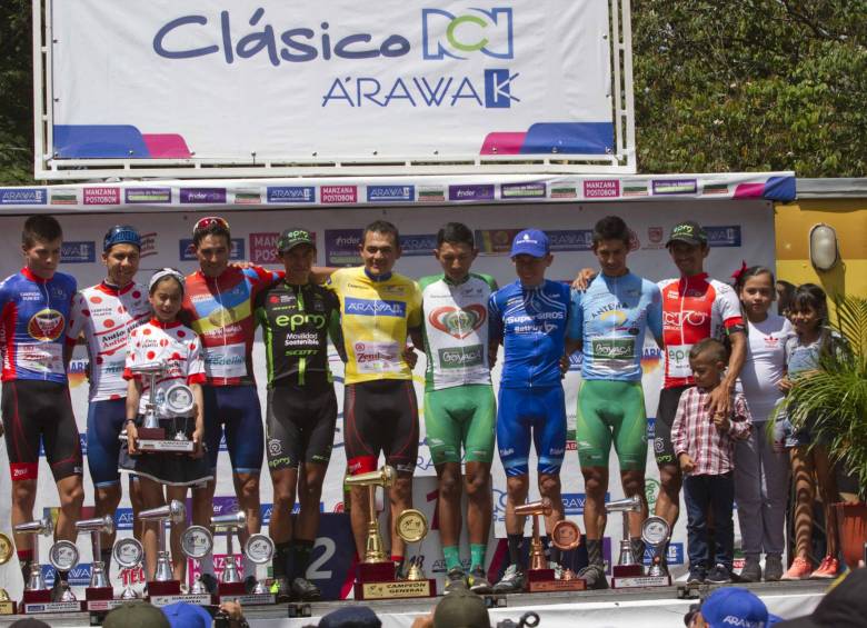 Algunos de los ciclistas ganadores de distinciones individuales en el Clásico. Foto CORTESÍA DIEGO SINISTERRA