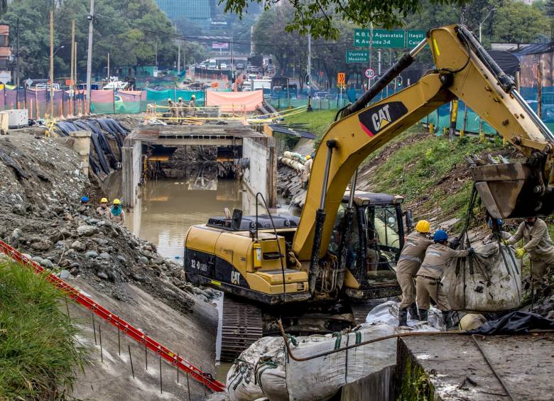 La construcción del tramo de la calle 12 sur de metroplús contempla el mejoramiento de la capacidad hidráulica de la quebrada La Jabalcona. En la imagen se aprecia la base de la que será la estación de integración con el sistema masivo. FOTO JUAN ANTONIO SÁNCHEZ