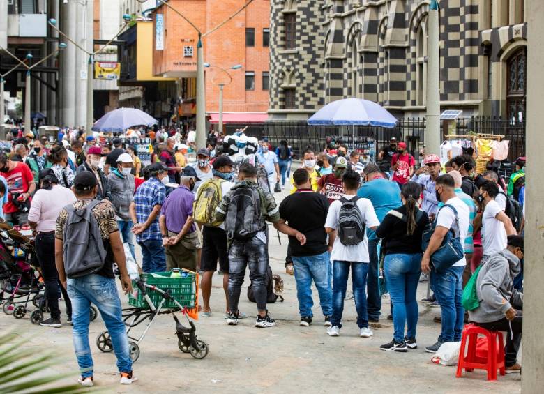 Esta fotografía fue tomada el pasado sábado. Las aglomeraciones y el pico de la pandemia hicieron que la Alcaldía de Medellín tomaran la decisión de cerrar esta importante comuna. FOTO JAIME PÉREZ