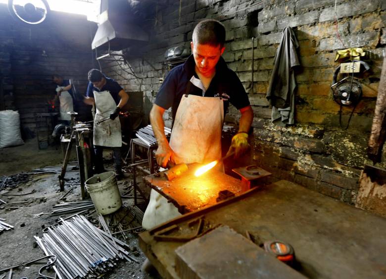 Hernán es uno de los forjadores del patio. Fragua, almadana, mesa con guía, elementos que intervienen en esta labor, que aprendió de su padre. FOTO Juan Antonio Sánchez