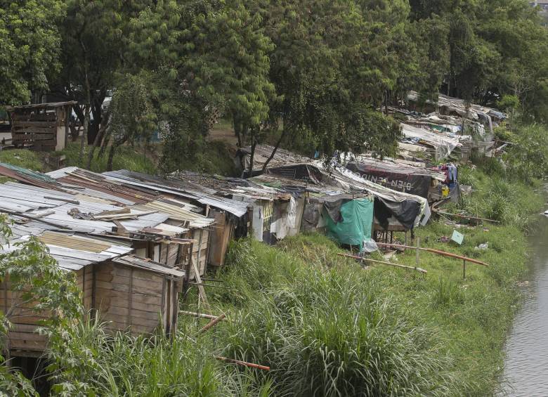 La mayoría de las familias que viven en los ranchos fueron desplazadas por la violencia, provienen especialmente del departamento del Chocó y del Bajo Cauca antioqueño. FOTO donaldo zuluaga