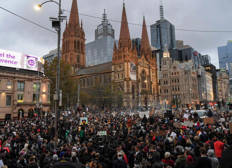 Los manifestantes asisten a una protesta de Black Lives Matter para expresar solidaridad con los manifestantes estadounidenses en Melbourne, Australia. Foto: AFP