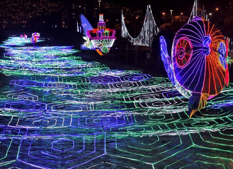 Los alumbrados del río Medellín son una de las principales atracciones para los visitantes. FOTO JUAN ANTONIO SÁNCHEZ