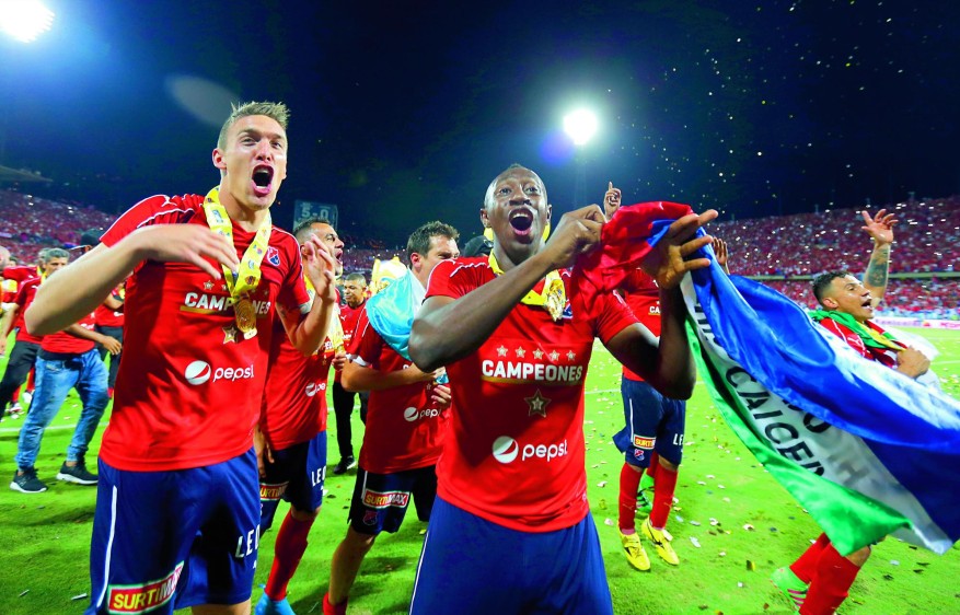 El argentino Matías Cahaís y Juan Fernando Caicedo celebrando con euforia el título rojo.