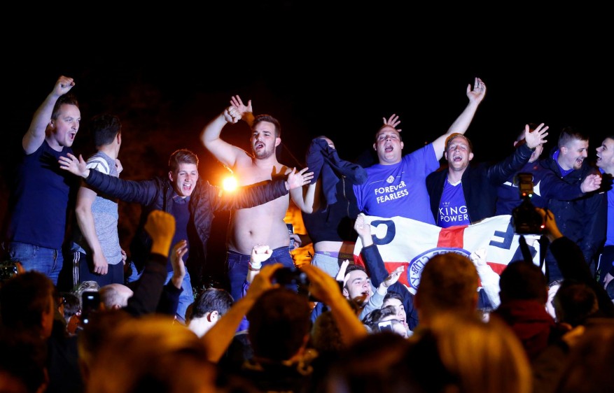 Las celebraciones también se trasladaron afuera del estadio. FOTO Reuters