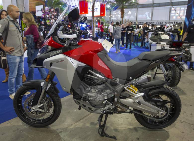 Ducati multistrada enduro 1200: Cilindraje: 1.198 c.c. Motor: de 4 tiempos bicilíndrico. Transmisión: de 6 velocidades. Peso total: 230 kilogramos. Capacidad de combustible: 30 litros. Para gente que le gusta el touring de larga distancia.