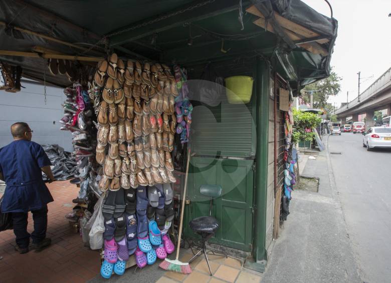 Los vendedores informales están inconformes por su traslado temporal al parque de San Antonio, porque sostienen que las condiciones no son aptas para el comercio. FOTO manuel saldarriaga