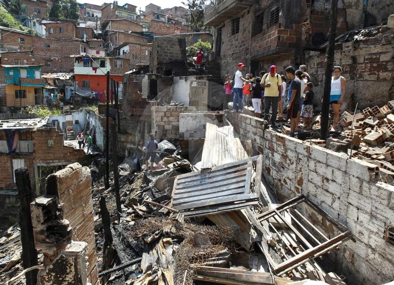 En este sitio del barrio La Salle, un incendio dejó en la ruina a 16 familias que viven, en su mayoría, de la informalidad. Ayer buscaban rescatar así fuera la chatarra para venderla. FOTO jaime Pérez.