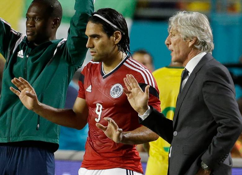 El técnico de la Selección Colombia, José Néstor Pékerman, defendió este domingo al delantero colombiano Radamel Falcao. FOTO AP