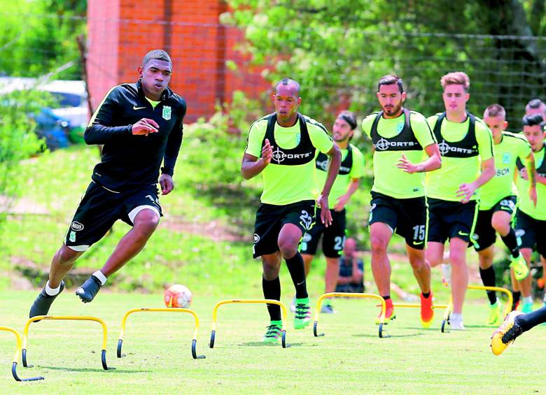 Elkin Blanco, en primer plano durante una sesión de entrenamiento con Nacional. Atras aparecen Edwin Velasco, Juan Pablo Nieto y Ezequiel Rescaldani. FOTO Juan Antonio Sánchez