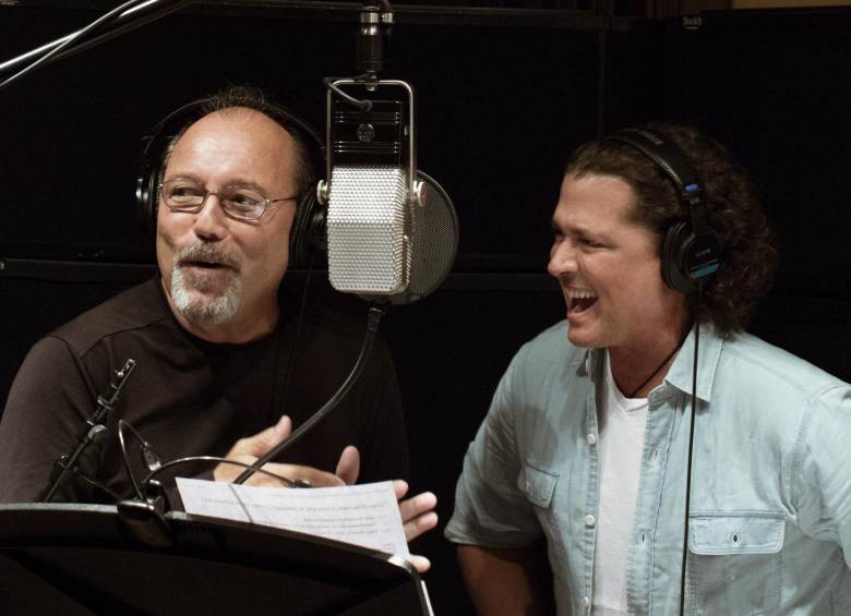 Carlos Vives y Rubén Blades durante la grabación del tema. FOTO Cortesía