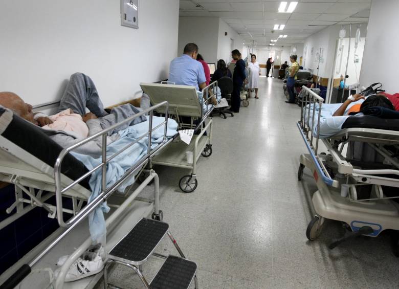 En las salas de emergencia de hospitales como la IPS Universitaria (1), Policlínica (2) y Hospital General (3) los pacientes permanecen horas y hasta días en los corredores de paso peatonal. Aunque están en camillas, la congestión hace complejo poder acceder a una cama. Incluso en la León XIII algunos tienen que ser atendidos en sillas plásticas debido al sobrecupo. En salas de espera se hacen las evaluaciones previas. FOTO Donaldo Zuluaga y Juan Antonio Sánchez