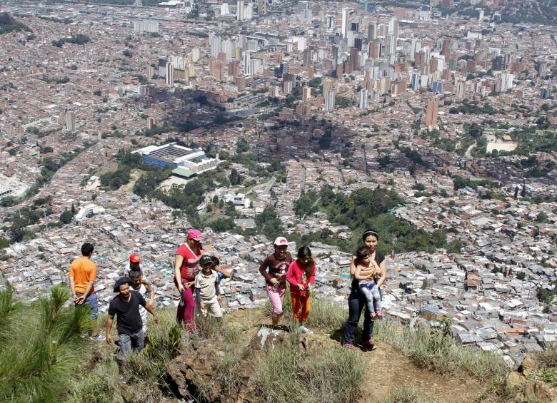 Varios caminos conducen al cerro Pan de Azúcar, aunque ya fue construido un sendero en piedras que facilita el acceso sin trepar por peñascos. Es ideal subir en familia. FOTO donaldo zuluaga 