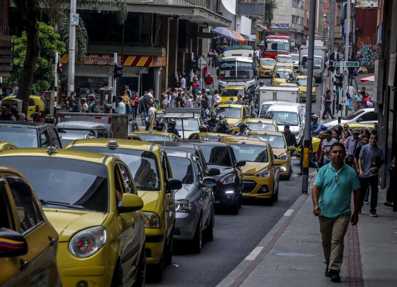 Los taxis estarán exentos de la medida de pico y placa en el municipio de Medellín. La medida se extenderá hasta el 30 de mayo. FOTO: Jaime Pérez Munévar. 