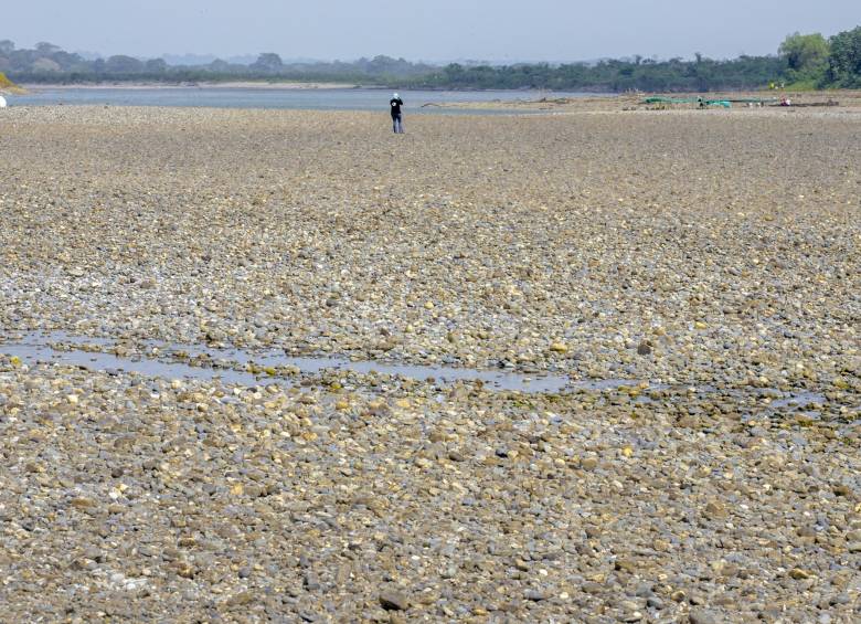 El río Nare, en el sector La Pesca en Puerto Nare, es uno de los sitios más afectados por el fenómeno de El Niño. En la zona no hay pescadores y los pocos comerciantes sobreviven de milagro. El río se puede caminar de lado a lado. FOTO juan antonio sánchez