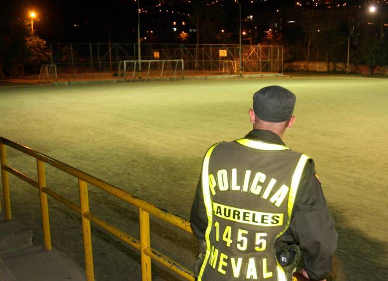 Vigilancia de la Policía Metropolitana en la cancha del barrio Santa Lucía en el occidente de Medellín, con el fin de atacar el expendio de drogas en sus alrededores. FOTO archivo