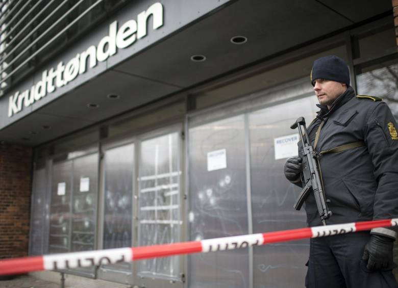 Un miembro de la policía vigila la escena de un tiroteo en el café Krudttonden. FOTO REUTERS 
