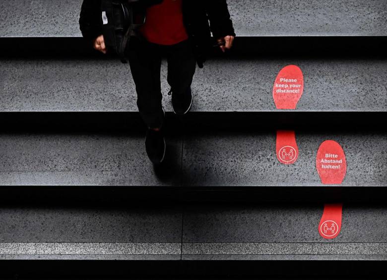 Según los investigadores, el factor más significativo es una temprana implementación del distanciamiento social. FOTO AFP