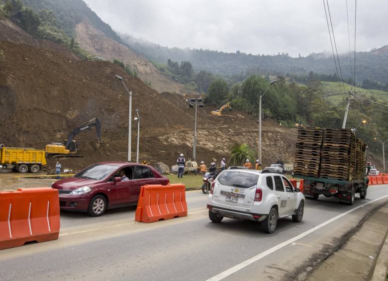 El tráfico por el km. 12 de la vía a Bogotá se ve afectado a diario por efectos del alud del 26 de octubre. FOTO Juan A. Sánchez