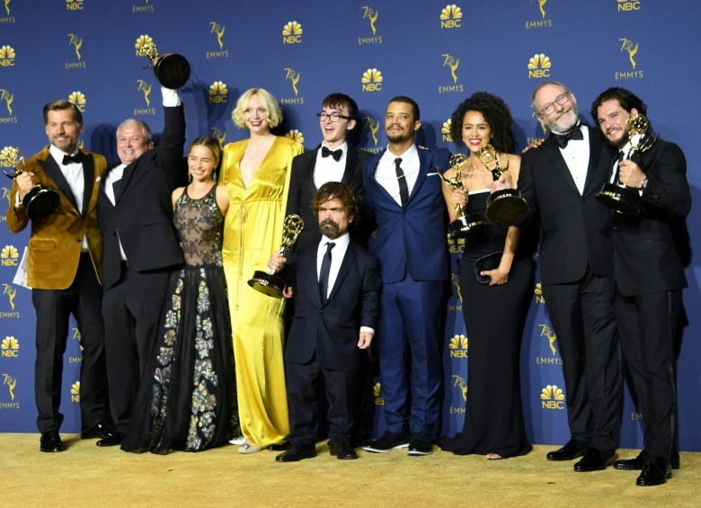El elenco de Game of Thrones recibe el premio como Mejor serie dramática del año. FOTO AFP