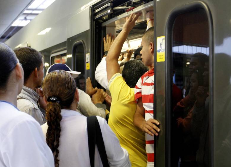 La gran congestión de usuarios se volvió una constante en estaciones como Poblado y San Antonio. FOTO Donaldo zuluaga