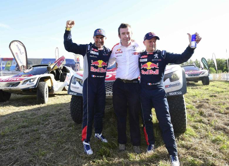 Stephane Peterhansel y su equipo celebran su título 13 en el Rally. FOTO AFP