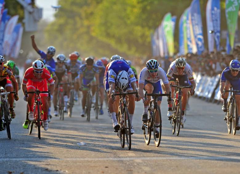 El violento remate del belga Tom Boonen, compañero de escuadra de Fernando Gaviria, sobre el italiano Elia Viviani, durante la segunda etapa de la Vuelta a San Juan ayer. FOTO Bill Torres/@Sport
