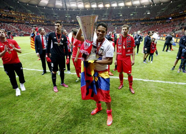 Tras la victoria, el colombiano Carlos Bacca se vistió con la tricolor y tomó el trofeo para celebrar en el campo con sus compañeros y cerca de su familia que estaba en la tribuna. FOTO reuters