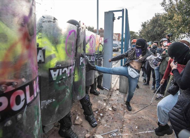 Imagen de las protestas contra la violencia policial en Bogotá tomada el 10 de septiembre. FOTO: AFP