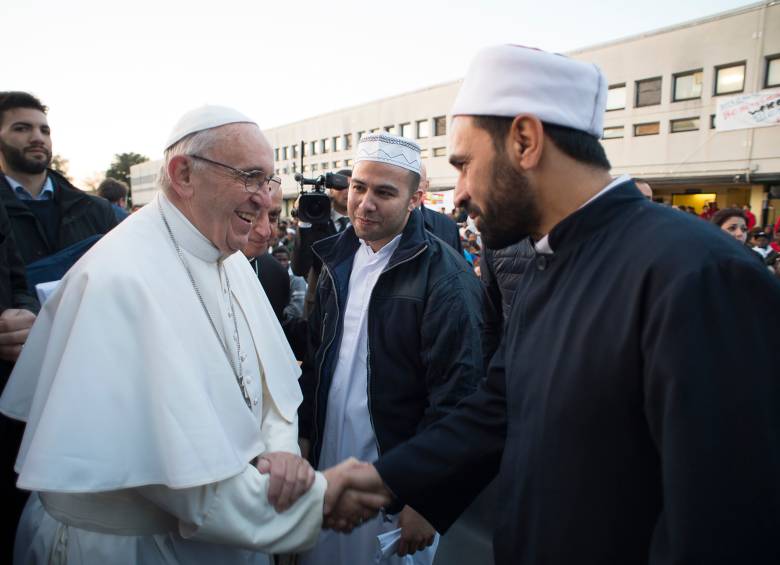 Durante el acto religioso, el Papa clamó contra quienes se enriquecen con atentados como el de Bruselas. FOTO Reuters