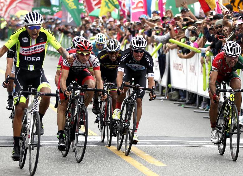 El ciclista Róbinson Chalapud de Orgullo Antioqueño se coronó este domingo como el campeón nacional de ruta. FOTO JAIME PÉREZ