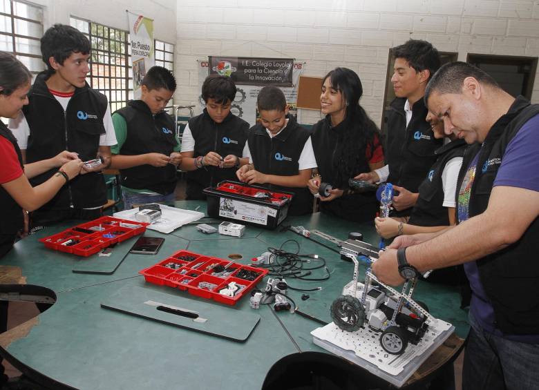El club de robótica de la Institución Educativa Colegio Loyola lleva 5 años y es la motivación de muchos alumnos. FOTO Róbinson Sáenz.