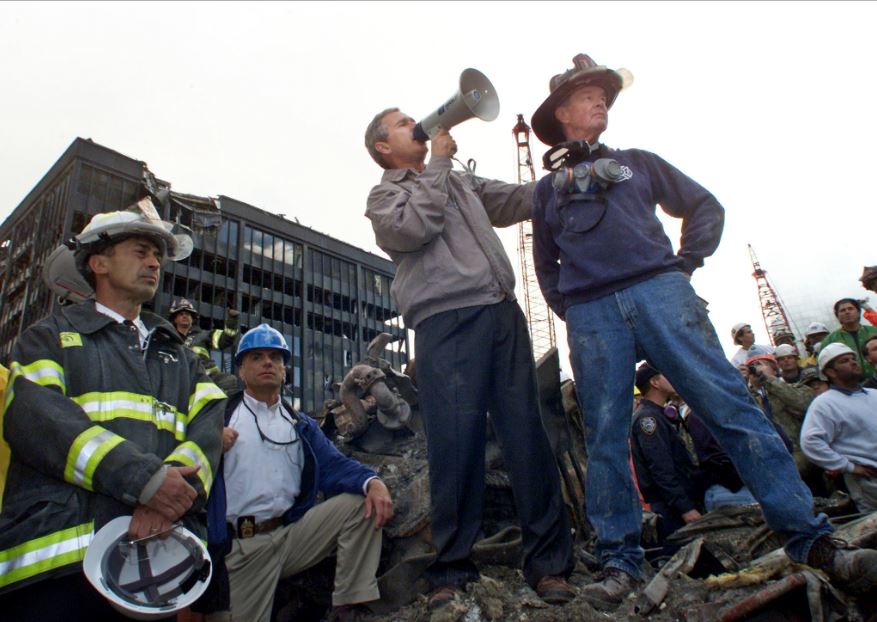 14 de septiembre | Ese viernes el presidente Bush llegó a la Zona Cero para agradecer a los trabajadores y voluntarios que estaban en el lugar. Durante el discurso que dio en su visita un trabajador le gritó al presidente que no podía escucharlo, Bush contestó “yo puedo escucharte. El resto del mundo te escucha y las personas que tumbaron estos edificios nos oirán a todos nosotros pronto”. En la foto, Bush aparece junto a Robert Beckwith, ex miembro del Departamento de Bomberos de la ciudad de Nueva York. FOTO ARCHIVO 9/11 MEMORIAL MUSEUM