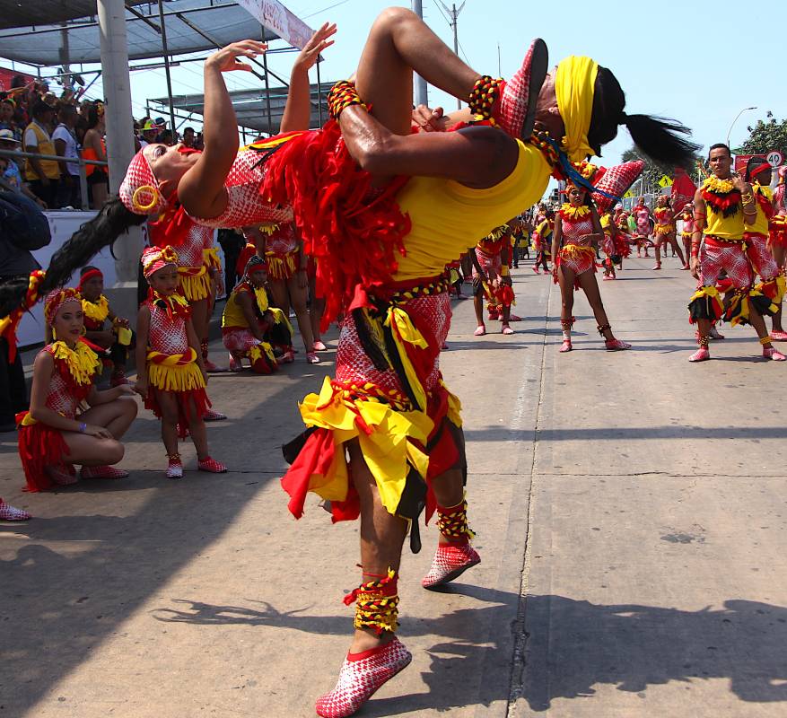 Baile y música acompañaron la sátira, representativa de este desfile. Foto: Greisy Bettin - Colprensa 