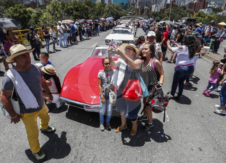 Visitantes locales y extranjeros se abrieron paso entre la multitud para sacarse fotografias junto a los vehículos en el Desfile de Autos Clásicos y Antiguos del año pasado. FOTO Róbinson sáenz-cip