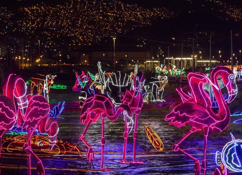 Los alumbrados estarán encendidos hasta el 31 de enero, rompiendo la tradición de apagarlos en la segunda semana del año. FOTO: Andrés Camilo Suárez