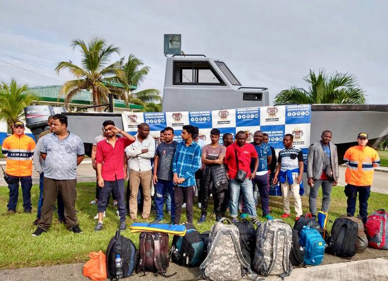 22 migrantes rescatados por la Armada Nacional en el Golfo de Urabá. FOTO CORTESÍA