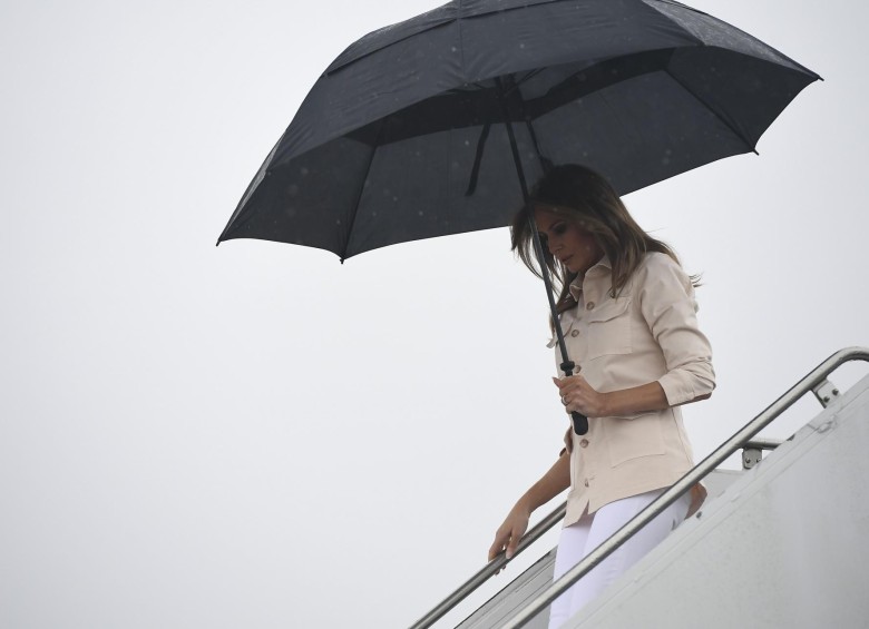 $!Melania apareció con otra chaqueta a su llegada a Texas. FOTO AFP