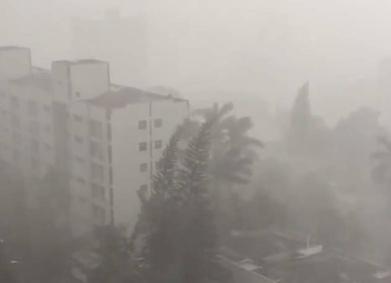 En las redes sociales los lectores de El Colombiano reportaron la fuerte lluvia con imágenes y videos. FOTO @carlosgilval