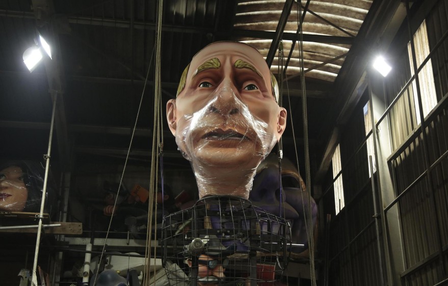 Figura gigante en proceso del presidente de Rusia, Vladimir Putin, para desfilar en el carnaval de Niza. Foto: Reuters.